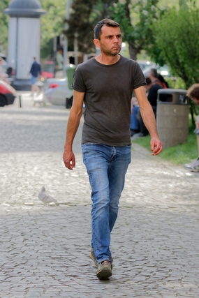 欧美街拍步履匆匆男人摄影图片